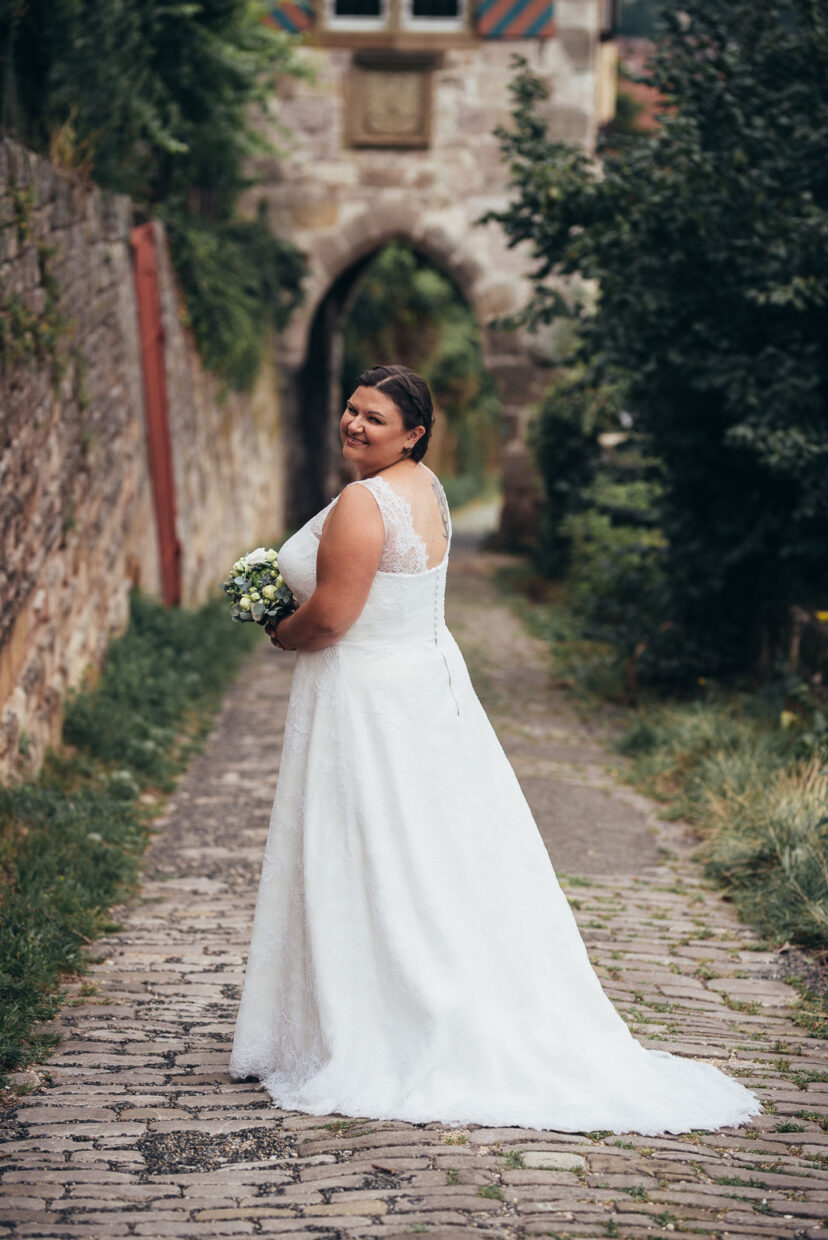 Braut lacht in die Kamera