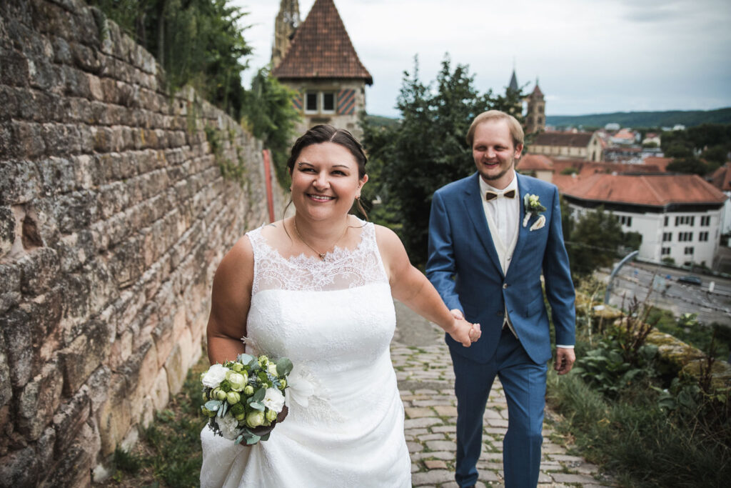 Brautpaar läuft Hand in Hand