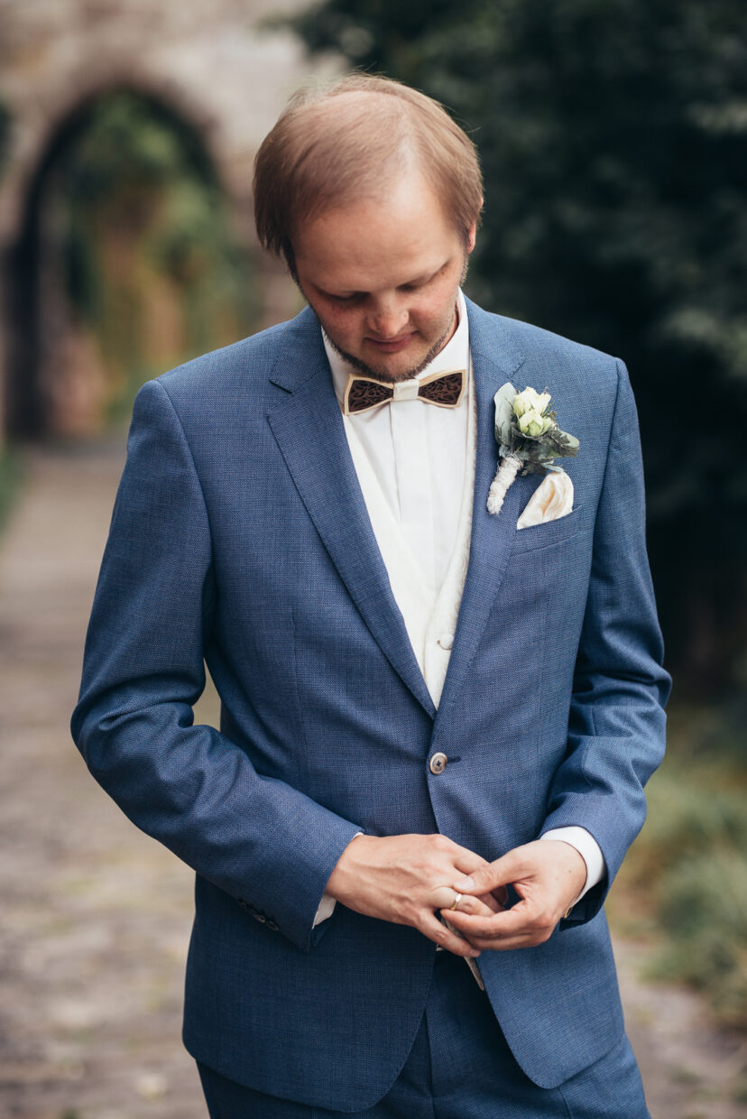 Bräutigam schaut seinen Ring an